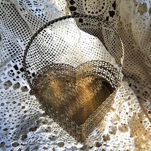 2/$15 BUNDLE DEAL•Heart-Shaped Wire Basket